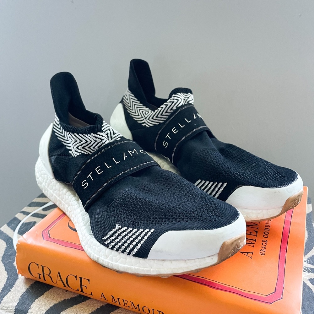 Stella McCartney x Adidas sneakers 👟🖤